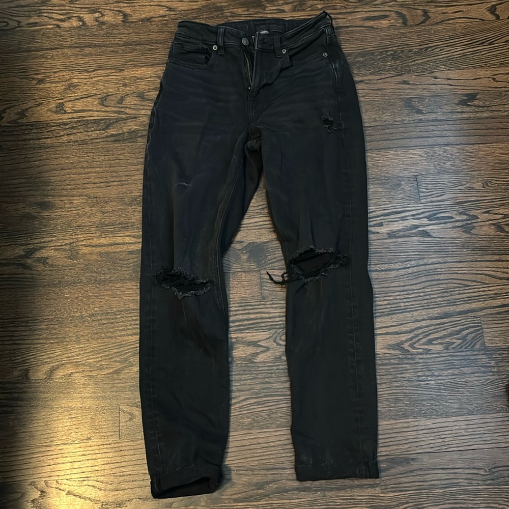 Stretchy Black American Eagle Ripped Mom Jeans size 0